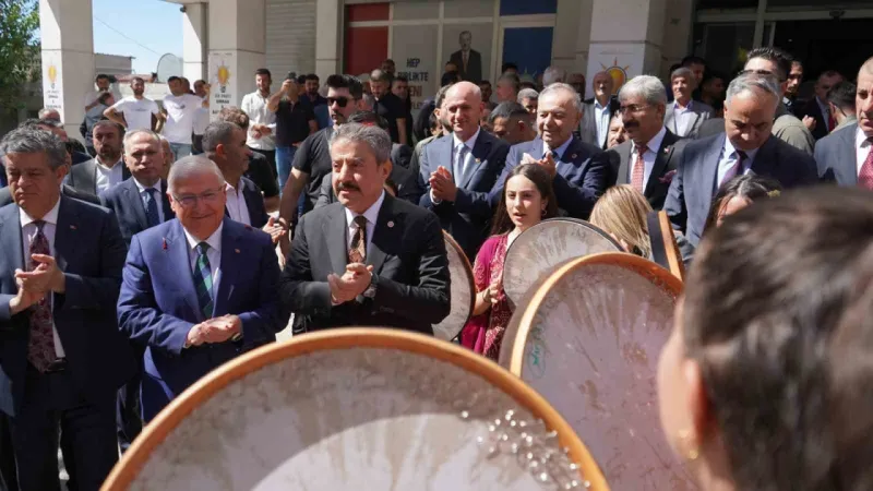 Milli Savunma Bakanı Yaşar Güler Şırnak’ta Kürtçe şarkılarla ile karşılandı Milli Savunma Bakanı Yaşar Güler Şırnak’ta Kürtçe şarkılarla ile karşılandı