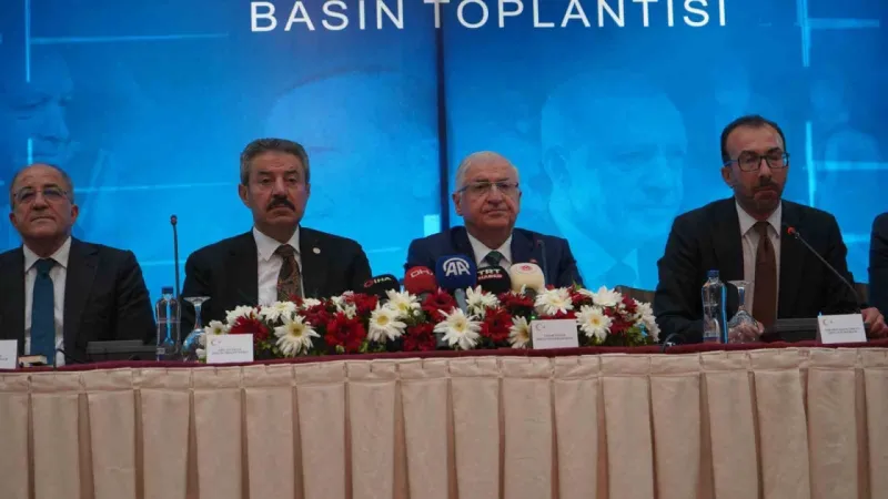 Milli Savunma Bakanı Yaşar Güler Şırnak’ta Kürtçe şarkılarla ile karşılandı Milli Savunma Bakanı Yaşar Güler Şırnak’ta Kürtçe şarkılarla ile karşılandı