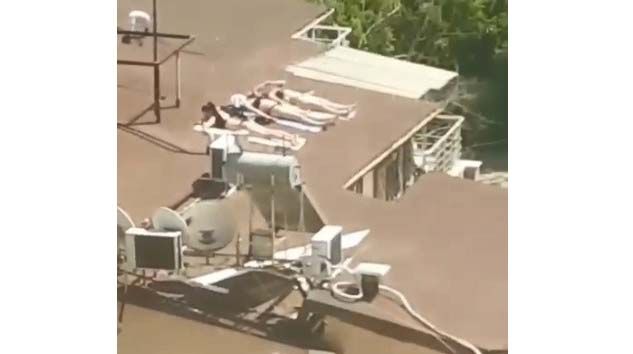 Sahile gidemeyen kadınlar çatıda güneşlendi