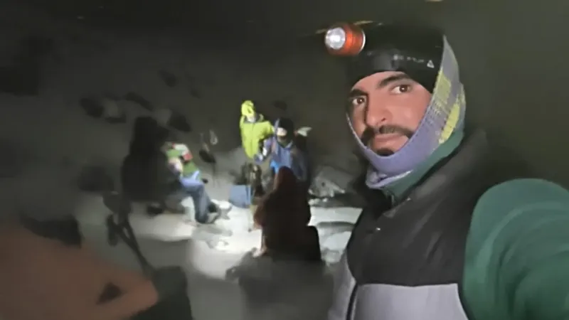 Ağrı Dağı’na zorlu zirve tırmanışı yapan dağcıların saçları ve kaşları buz tuttu Ağrı Dağı’na zorlu zirve tırmanışı yapan dağcıların saçları ve kaşları buz tuttu