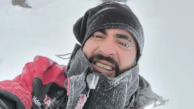 Ağrı Dağı’na zorlu zirve tırmanışı yapan dağcıların saçları ve kaşları buz tuttu Ağrı Dağı’na zorlu zirve tırmanışı yapan dağcıların saçları ve kaşları buz tuttu