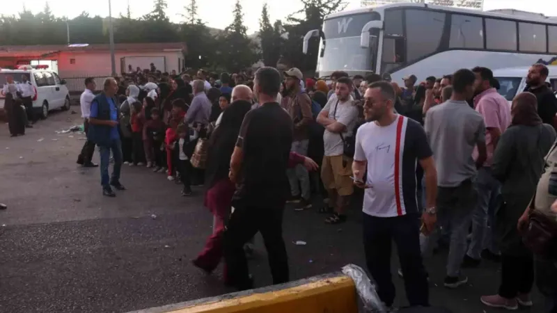 Lübnan’dan binlerce kişi Suriye’ye göç ediyor Lübnan’dan binlerce kişi Suriye’ye göç ediyor