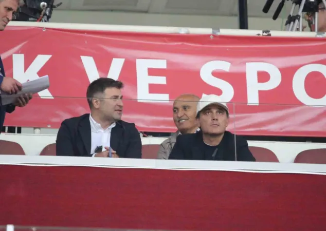 Vincenzo Montella, Sivasspor-Başakşehir maçını tribünden takip etti Vincenzo Montella, Sivasspor-Başakşehir maçını tribünden takip etti
