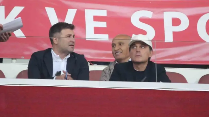 Vincenzo Montella, Sivasspor-Başakşehir maçını tribünden takip etti Vincenzo Montella, Sivasspor-Başakşehir maçını tribünden takip etti