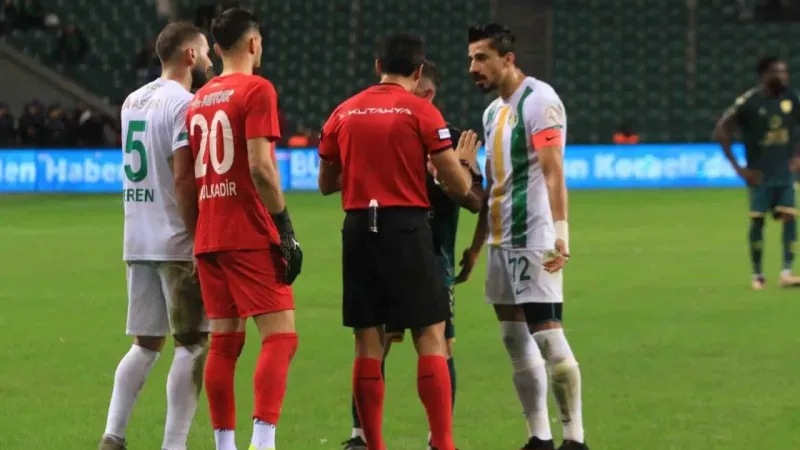 Kocaelispor - Şanlıurfaspor maçının devre arasında maça çıkmama krizi yaşandı