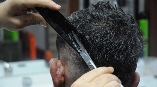 Kaçak tıraş yapan kuaföre ceza