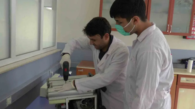 Türkiye’de ilk: Öğrenciler KOAH cihazlarını onarıyor Türkiye’de ilk: Öğrenciler KOAH cihazlarını onarıyor