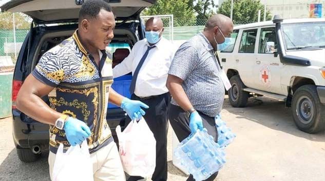 Amokachi, ülkesinde yardım çalışmalarına katılıyor