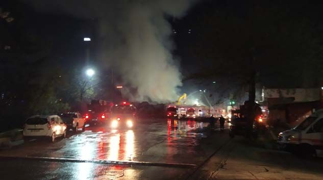 Halkalı’da yanan kağıt fabrikası 15 saat sonra kontrol altına alındı