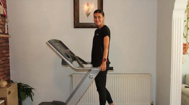 Zeytinburnu Belediye Başkanı milli atlet Tuğba Güvenç’a koşu bandı hediye etti