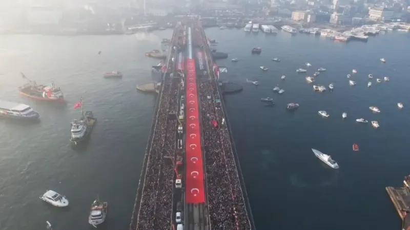 Galata Köprüsü'ne Akın Ettiler 