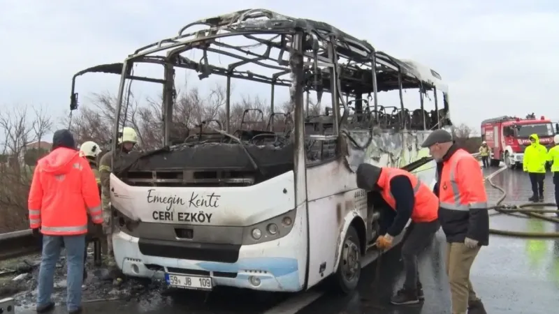 Seyir halindeki midibüs alev topuna döndü Seyir halindeki midibüs alev topuna döndü