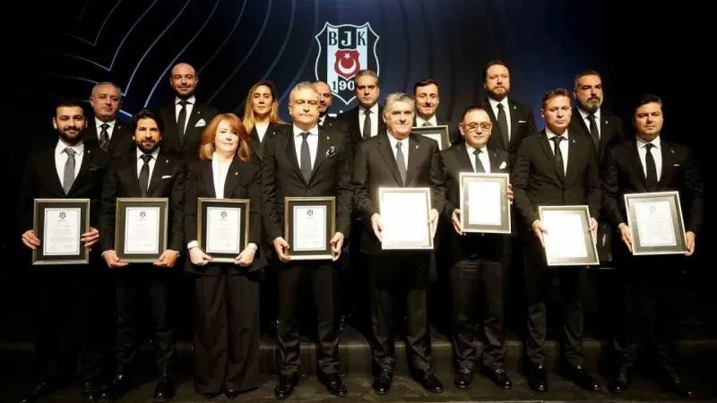 Serdal Adalı ve yönetimi mazbatalarını aldı Serdal Adalı ve yönetimi mazbatalarını aldı