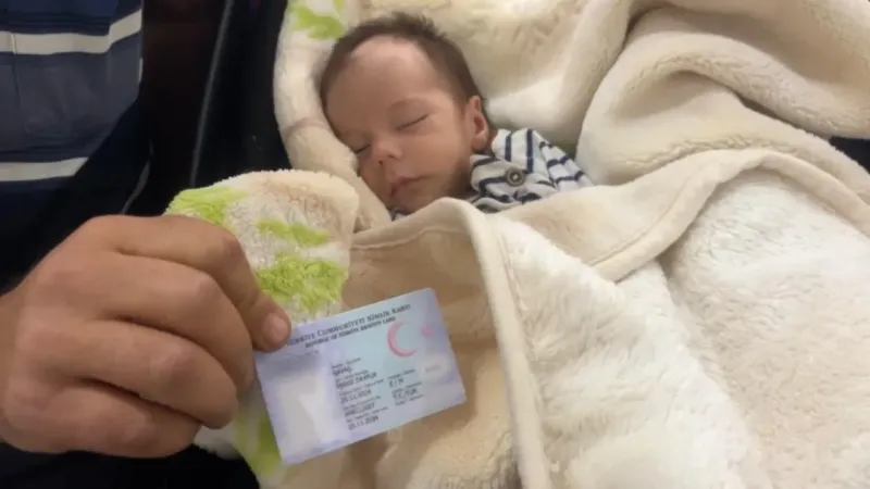 Yeni doğan bebeğine Ferdi Tayfur ismini koydu Yeni doğan bebeğine Ferdi Tayfur ismini koydu