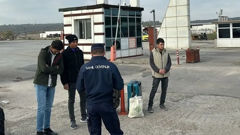 Ayvalık’ta 3 düzensiz göçmen yakalandı Ayvalık’ta 3 düzensiz göçmen yakalandı