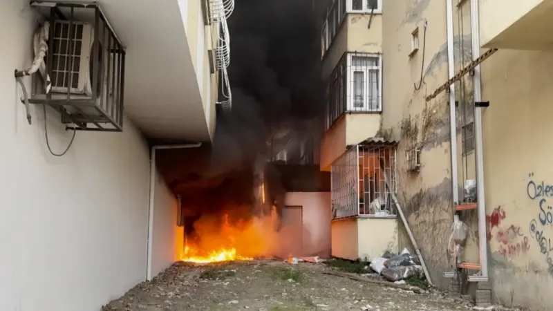 Avcılar’da bina boşluğunda çıkan yangın dairelere sıçradı Avcılar’da bina boşluğunda çıkan yangın dairelere sıçradı