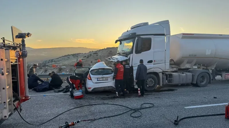 Otomobil ile yakıt tanker çarpıştı: 3 ölü, 4 yaralı