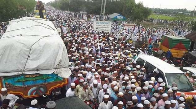 Salgına rağmen cenaze törenine katıldı