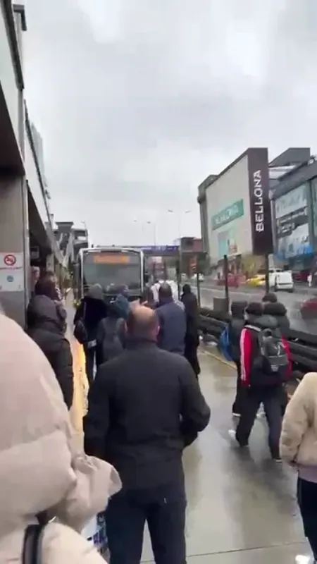 Metrobüs vatandaşları çileden çıkarttı Metrobüs vatandaşları çileden çıkarttı