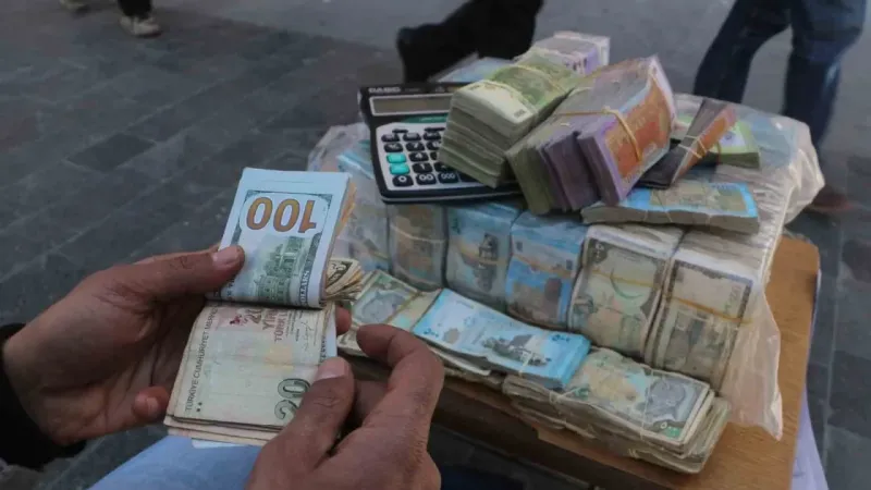 Suriye’de sarraflar sokaklarda döviz bozuyor Suriye’de sarraflar sokaklarda döviz bozuyor