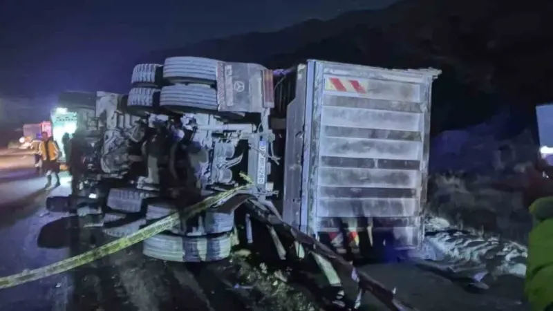 Malatya’da tır şarampole devrildi: 2 ölü, 1 yaralı Malatya’da tır şarampole devrildi: 2 ölü, 1 yaralı