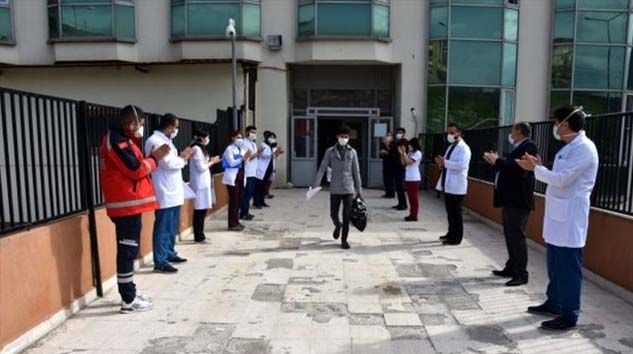 Şırnak’ta korona virüsü yenen ikisi 70 yaş üstü üç hasta alkışlarla taburcu edildi