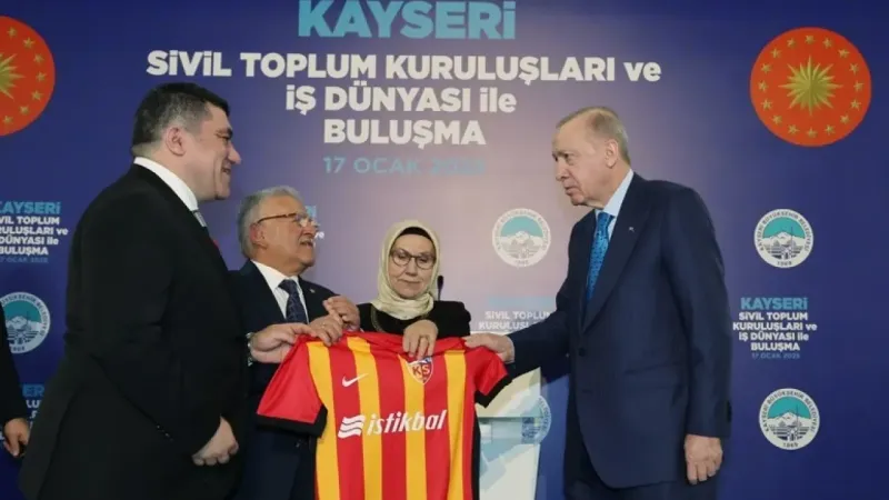 Cumhurbaşkanı Erdoğan’a Kayserispor forması hediye edildi