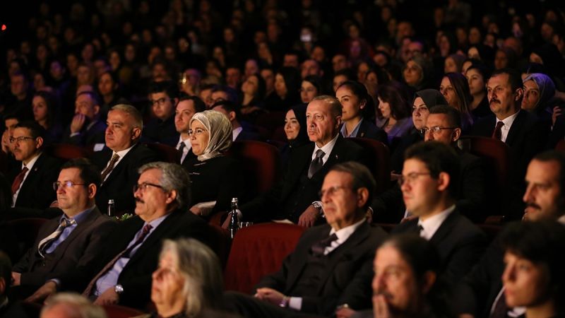 Cumhurbaşkanı Erdoğan ‘Leyla ile Mecnun’ tiyatro oyununu izledi