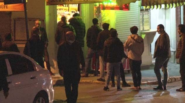 Yasak biter bitmez vatandaş akaryakıt istasyonlarındaki marketlere akın etti