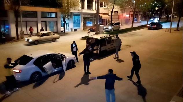 Yasak bitti diye sokağa dökülüp müzik eşliğinde oynadılar