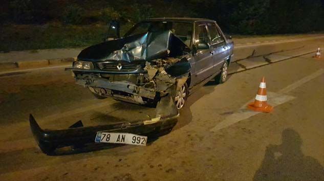 Alkollü sürücü kırmızı ışıkta bekleyen sivil polis aracına çarptı: 1 yaralı