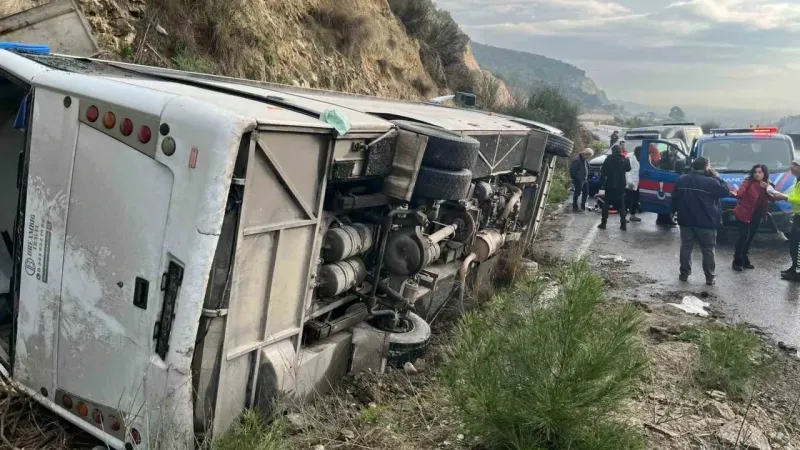 Tur minibüsü devrildi: 23 yaralı Tur minibüsü devrildi: 23 yaralı