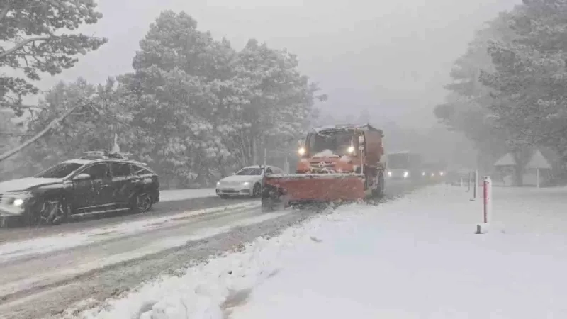 Uludağ’da yoğun kar ve tipi...Zincirsiz araç girişi yasaklandı