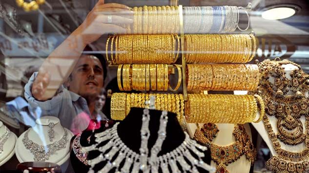 Altın yeni haftaya düşüşle başladı