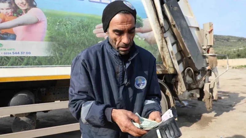 Çöpte bulduğu para dolu cüzdanı sahibine teslim etti Çöpte bulduğu para dolu cüzdanı sahibine teslim etti