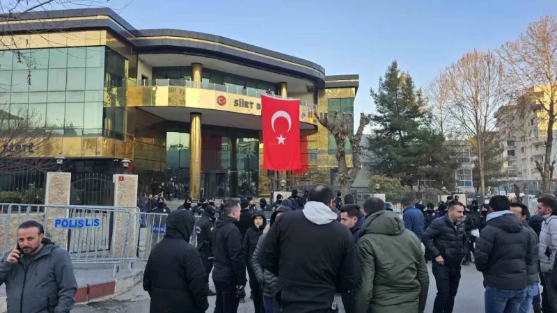 Siirt Belediyesi binasına kayyum kararı sonrası Türk bayrağı asıldı Siirt Belediyesi binasına kayyum kararı sonrası Türk bayrağı asıldı