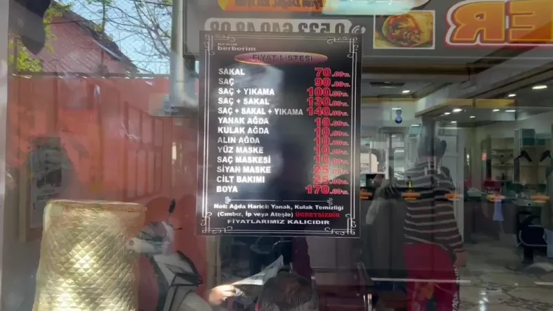Enflasyon ve fahiş fiyatlara kafa tutan berberde saç tıraşı 90 TL Enflasyon ve fahiş fiyatlara kafa tutan berberde saç tıraşı 90 TL