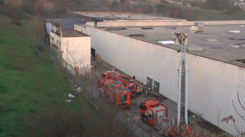 Esenyurt’ta AVM deposunda yangın paniği Esenyurt’ta AVM deposunda yangın paniği