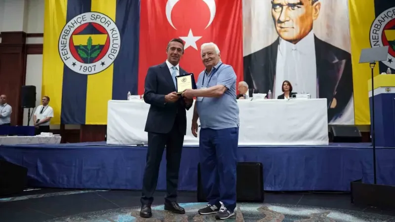 Fenerbahçe’nin eski futbolcusu Ogün Altıparmak hayatını kaybetti Fenerbahçe’nin eski futbolcusu Ogün Altıparmak hayatını kaybetti