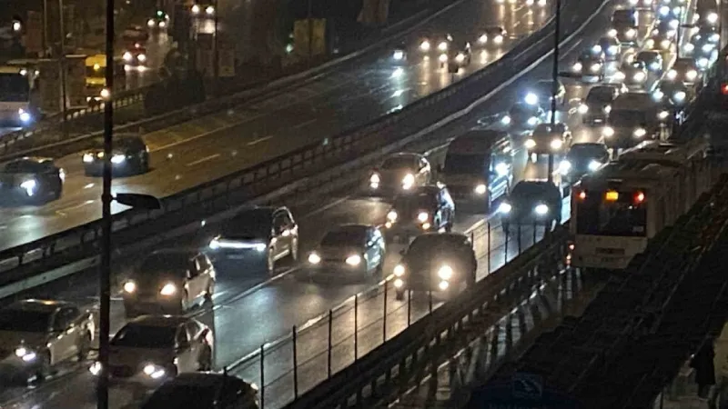 İstanbul’da okulların açılmasıyla trafik yoğunluğu oluştu