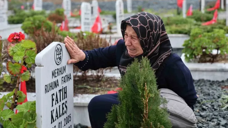 Depremde gelini ve 3 torununu kaybeden Atrak Kaleş: "1 yıllık bina 3 saniyede çöker mi?"