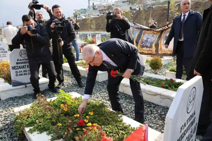 Bakanlar Hatay’da Deprem Şehitliğinde acılara ortak oldu