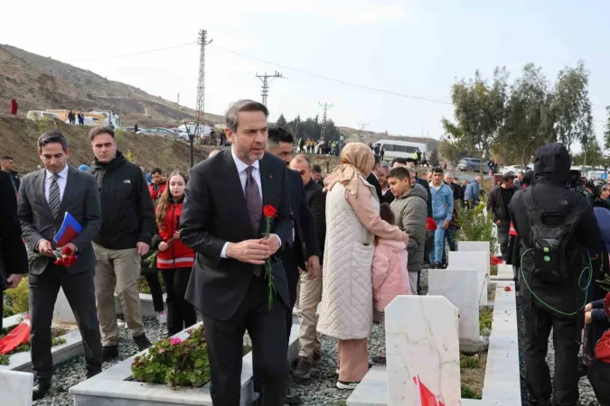Bakanlar Hatay’da Deprem Şehitliğinde acılara ortak oldu