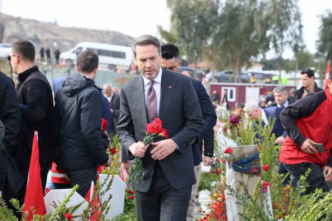 Bakanlar Hatay’da Deprem Şehitliğinde acılara ortak oldu