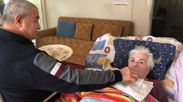 40 yıllık eşine bebek gibi bakıyor