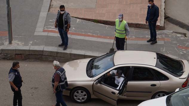 Trafik ışıklarında tartışan sürücülere 6 bin 300 lira ceza Trafik ışıklarında tartışan sürücülere 6 bin 300 lira ceza