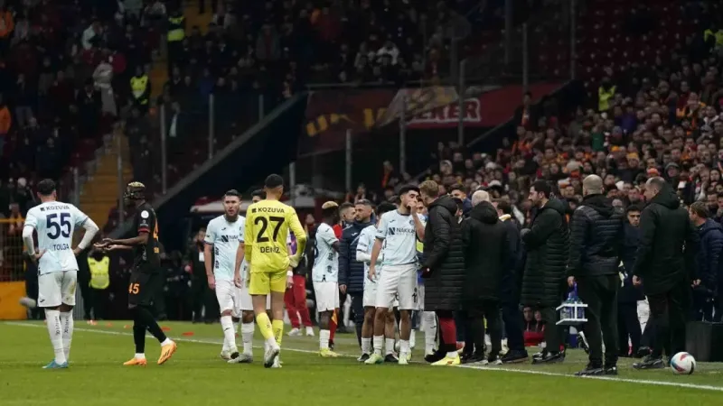 Galatasaray - Adana Demirspor maçı tatil edildi