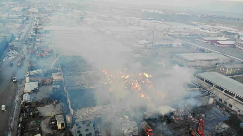 Fabrika yangını 13 saatin sonunda kontrol altına alındı Fabrika yangını 13 saatin sonunda kontrol altına alındı