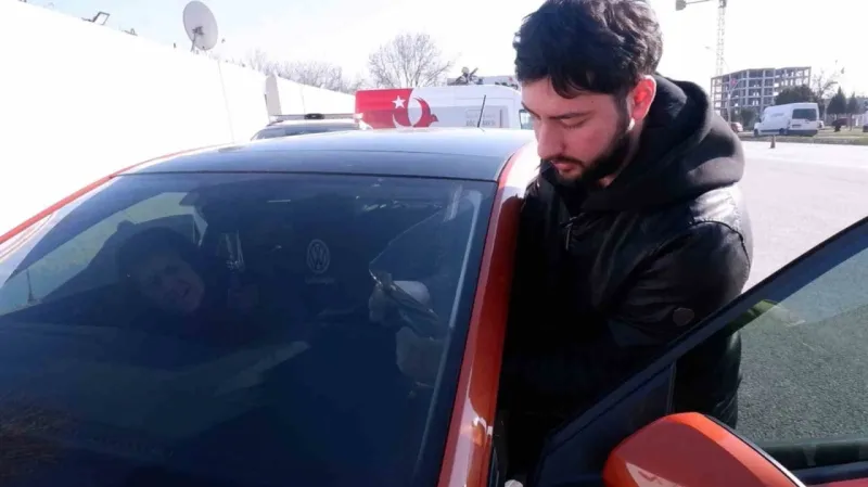 Cam filmi operasyonu: Sürücüler cam filmlerini sökmek için zamanla yarıştı Cam filmi operasyonu: Sürücüler cam filmlerini sökmek için zamanla yarıştı