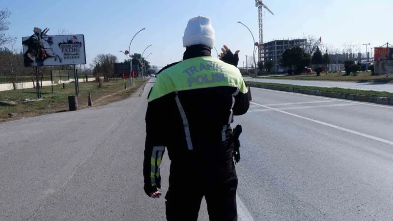 Cam filmi operasyonu: Sürücüler cam filmlerini sökmek için zamanla yarıştı Cam filmi operasyonu: Sürücüler cam filmlerini sökmek için zamanla yarıştı